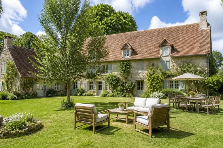 Maison normande traditionnelle avec jardin arboré pour des locations vacances Varaville été au calme