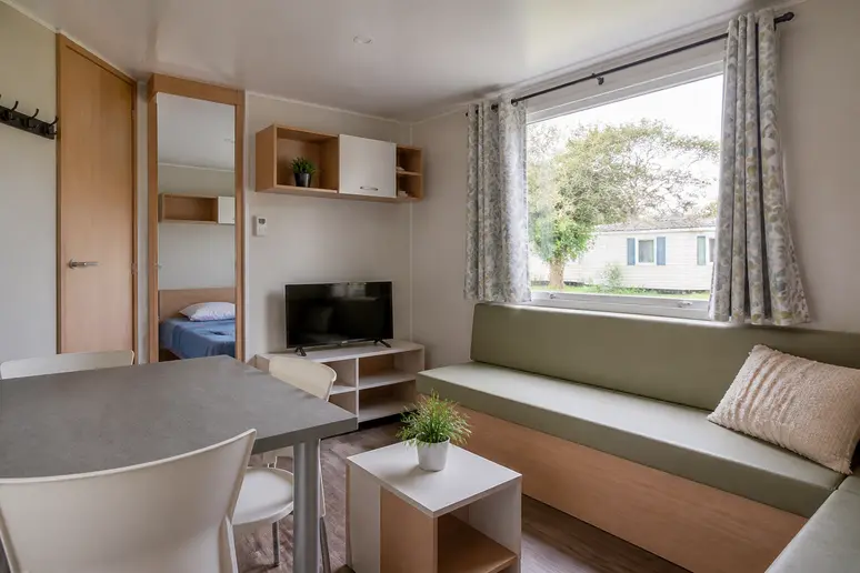 Intérieur lumineux d'un mobil-home tout équipé au camping Les Chevaliers pour un séjour en Normandie