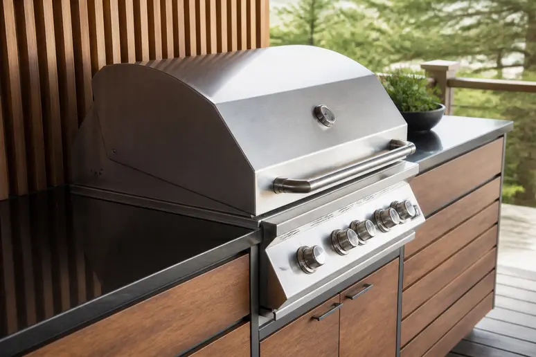 Barbecue PapaGrill installé sur la terrasse d'un hébergement de plein air en bord de mer