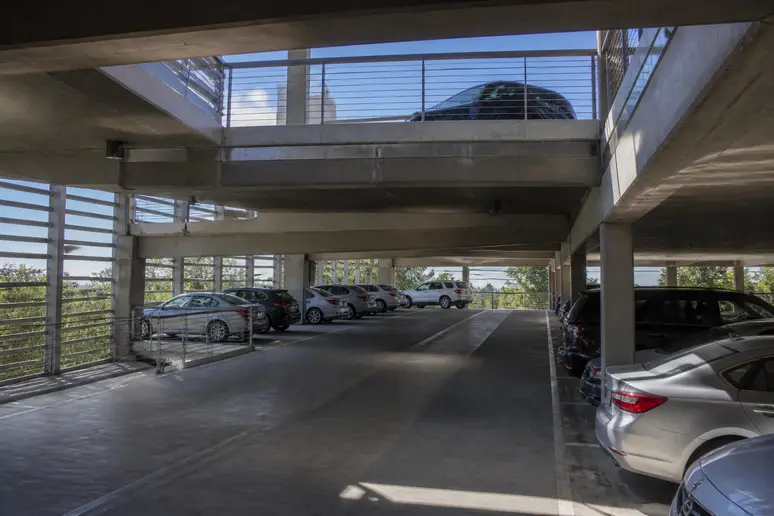 Voiture garée dans un parking couvert pour le comparatif prix croisière Le Havre