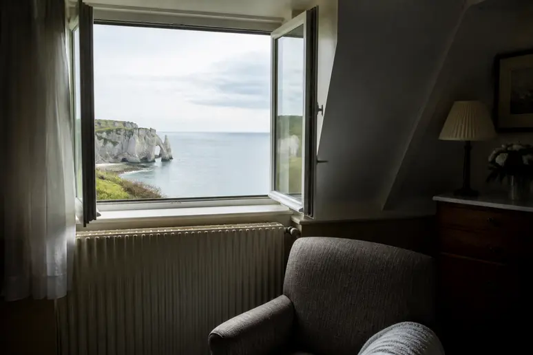 Vue sur l'estuaire depuis la fenêtre d'une chambre de l'Hôtel Le Bellevue Villerville
