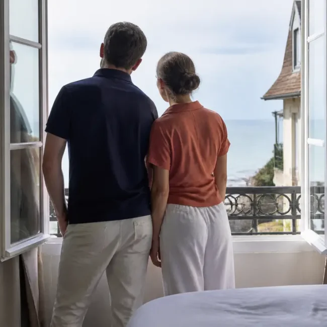 Vue depuis une chambre de l'Hôtel Le Bellevue Villerville sur la mer en Normandie.
