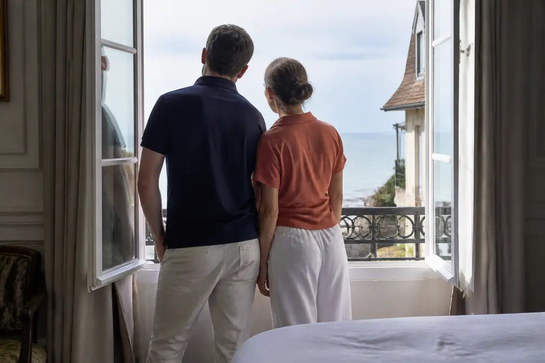 Vue depuis une chambre de l'Hôtel Le Bellevue Villerville sur la mer en Normandie.