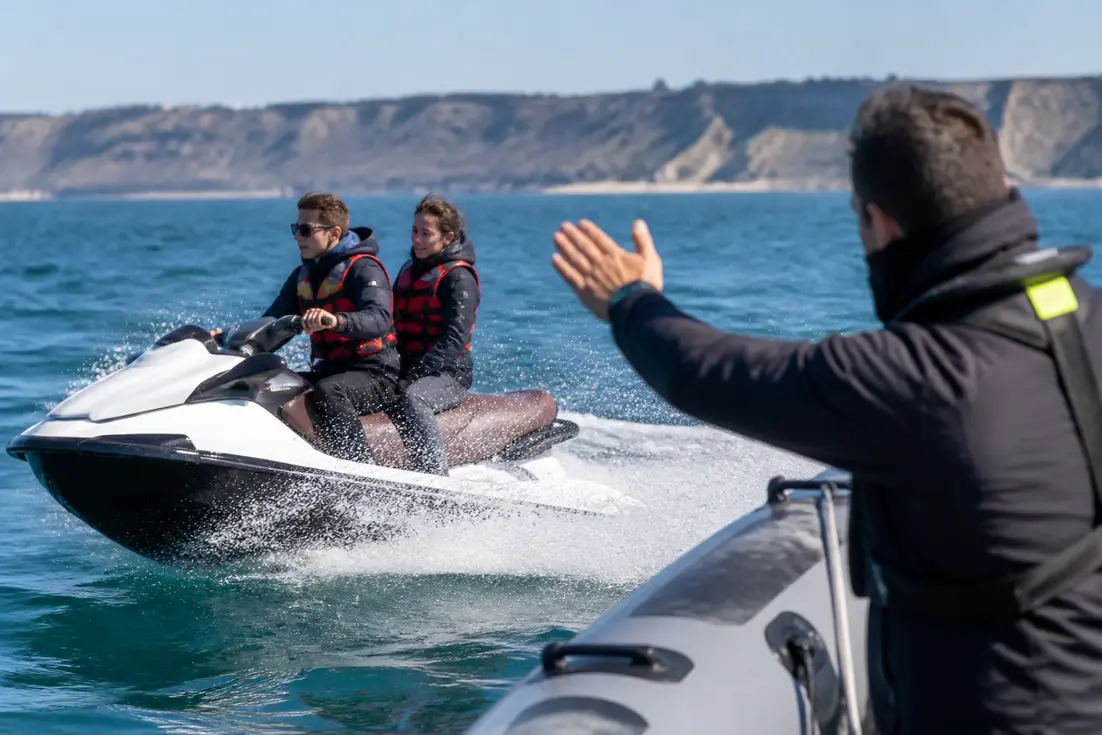 Deux personnes en gilet de sauvetage profitent d'une location jet ski Deauville lors d'une sortie encadrée en mer