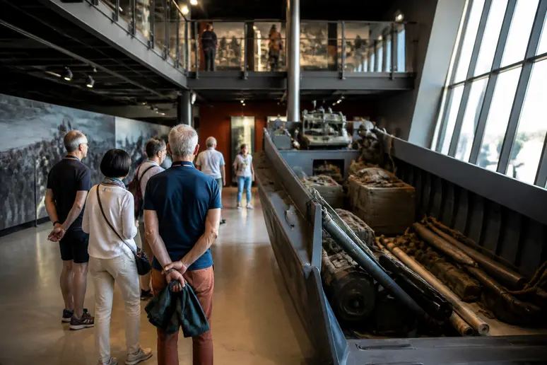 Visiteurs découvrant les expositions historiques dans les salles du centre mémoriel de juno beach