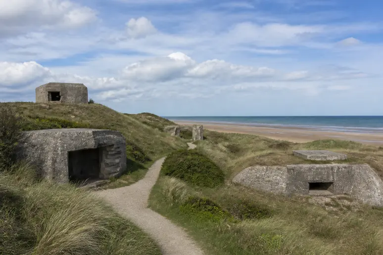 Vestiges de bunkers fortifiés et sentiers aménagés dans les dunes du parc juno en bord de mer