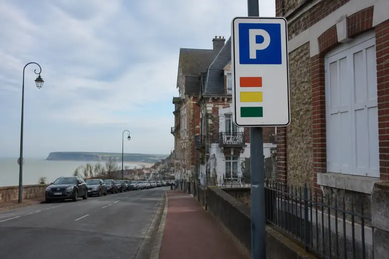 Panneau de signalisation routière indiquant les règles de stationnement payant sur voirie