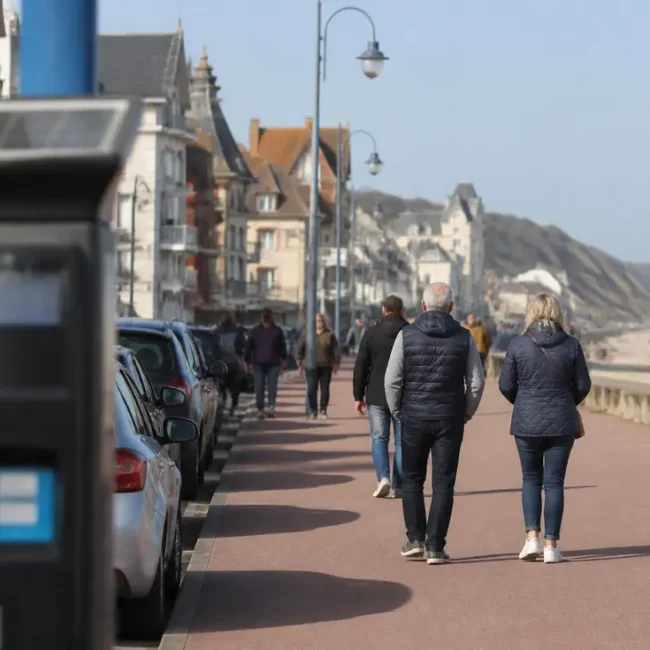 Promeneurs sur la digue Villers gratuite ou payante face à la mer en Normandie