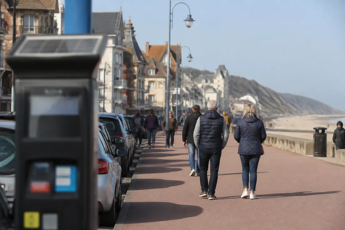 Promeneurs sur la digue Villers gratuite ou payante face à la mer en Normandie