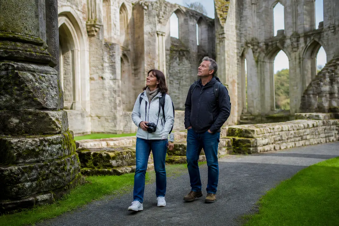 Couple de touristes découvrant les vestiges en pierre lors de leur préparer visite Abbaye de La Lucerne en Normandie.