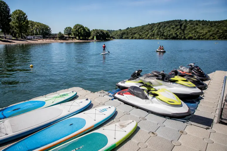Base nautique avec équipements de location et structures flottantes sur le lac de Pont-l'Évêque.