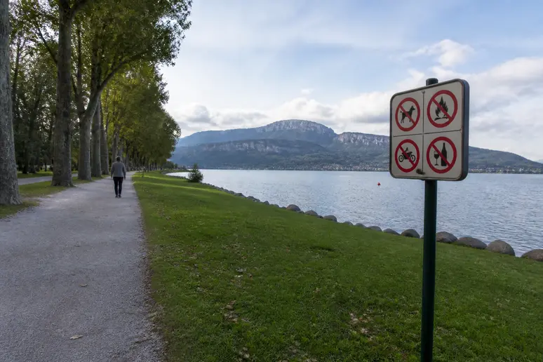 Sentier pédestre aménagé le long des berges pour les promeneurs et les cyclistes.