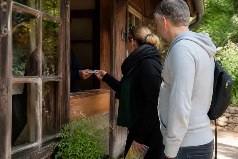 Achat des billets d'entrée aux Jardins du Pays d'Auge au guichet du domaine