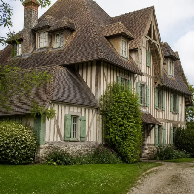 Manoirs de Tourgéville décor cinéma avec son architecture normande typique et ses colombages