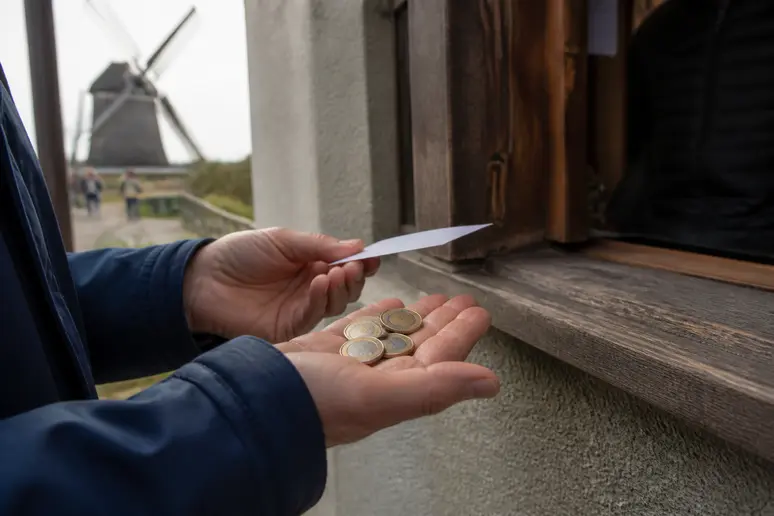 Achat d'un billet pour visiter le Moulin de Moidrey avec des pièces en euros