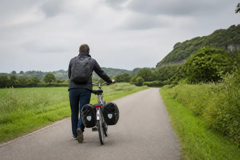 Cycliste sur la voie verte menant au Moulin de Moidrey en Normandie