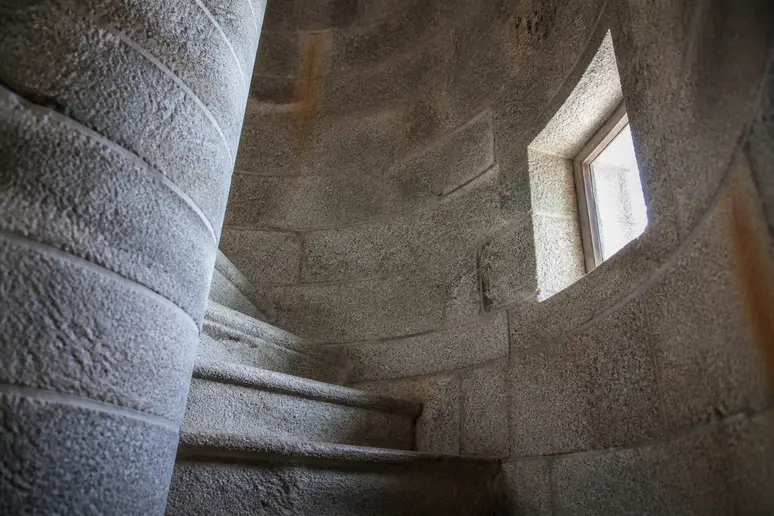 Escalier en colimaçon en pierre à l'intérieur du phare de Gatteville.