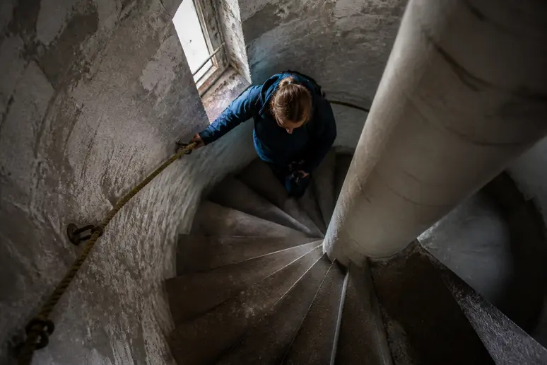 Montée dans l'escalier étroit de la tour du phare de Gatteville.