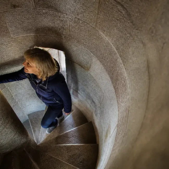 Visiteur montant les marches en granit à l'intérieur du Phare de Gatteville en Normandie