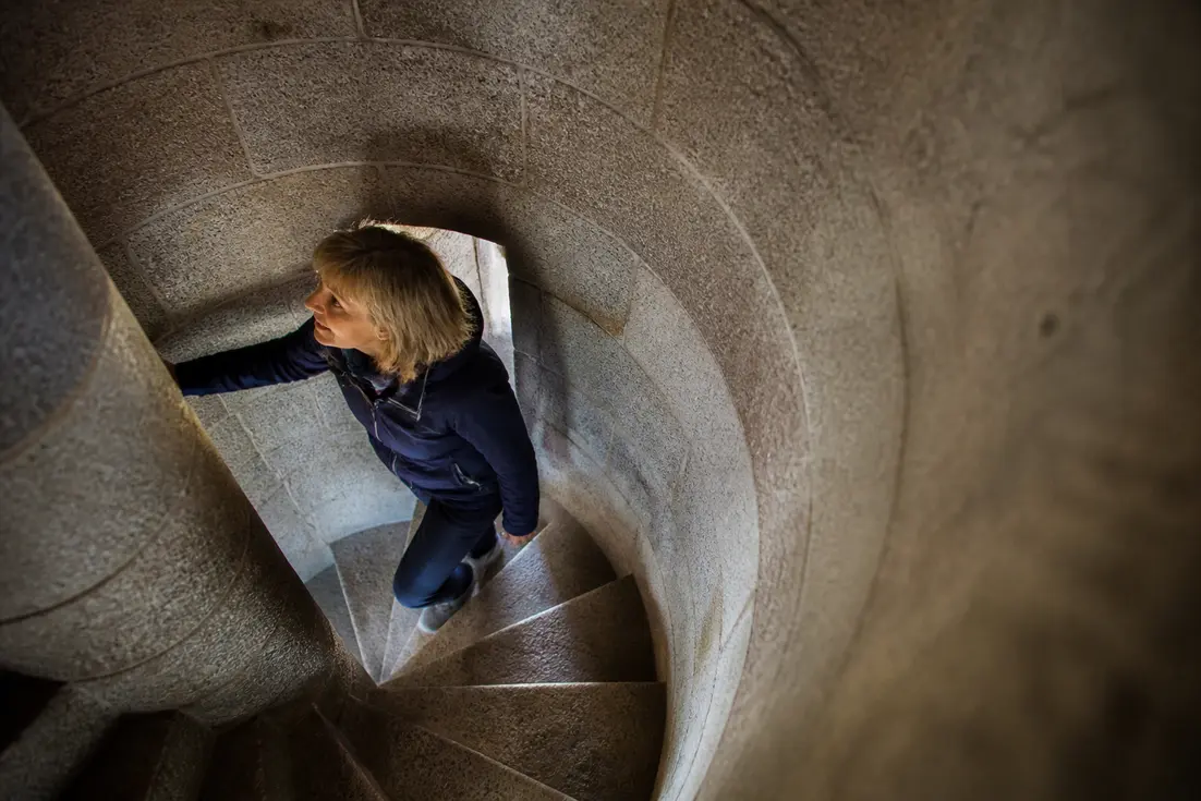 Visiteur montant les marches en granit à l'intérieur du Phare de Gatteville en Normandie