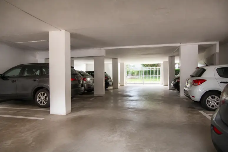 Entrée du parking couvert sécurisé de la résidence sur la presqu'île de la Touques
