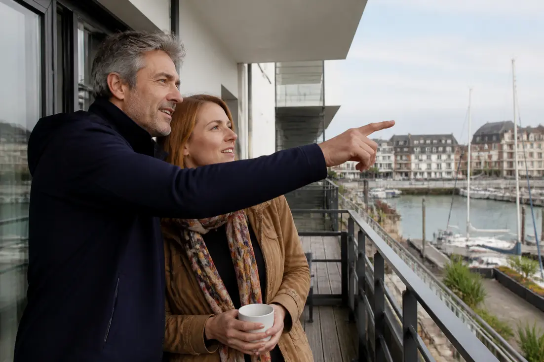 couple profitant de la vue depuis la résidence presqu'île touques deauville avis prix