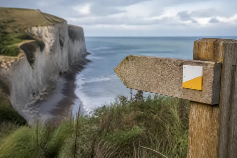 Poteau de balisage de randonnée sur le sentier côtier des falaises normandes
