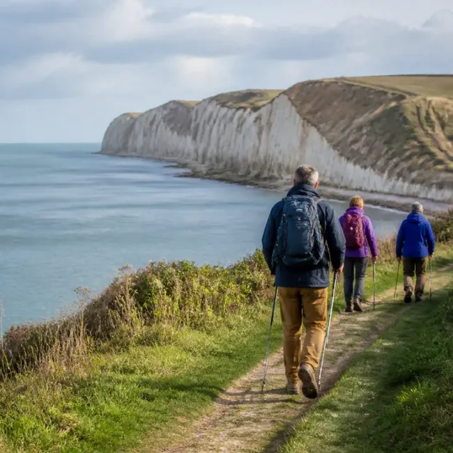 Randonneurs sur le sentier des falaises en Normandie pour savoir que faire à Étretat lors d'un séjour.
