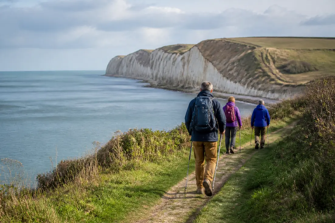 Randonneurs sur le sentier des falaises en Normandie pour savoir que faire à Étretat lors d'un séjour.