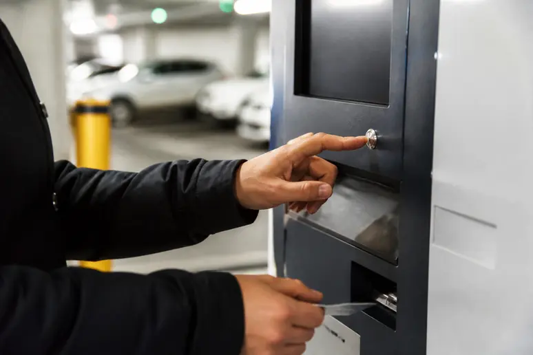 Paiement du stationnement au distributeur automatique d'un parking souterrain sécurisé à Rouen.
