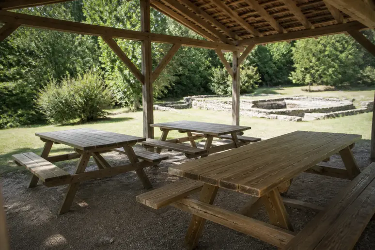 Aire de pique-nique couverte aménagée pour les familles sur le site de Vieux-la-Romaine.